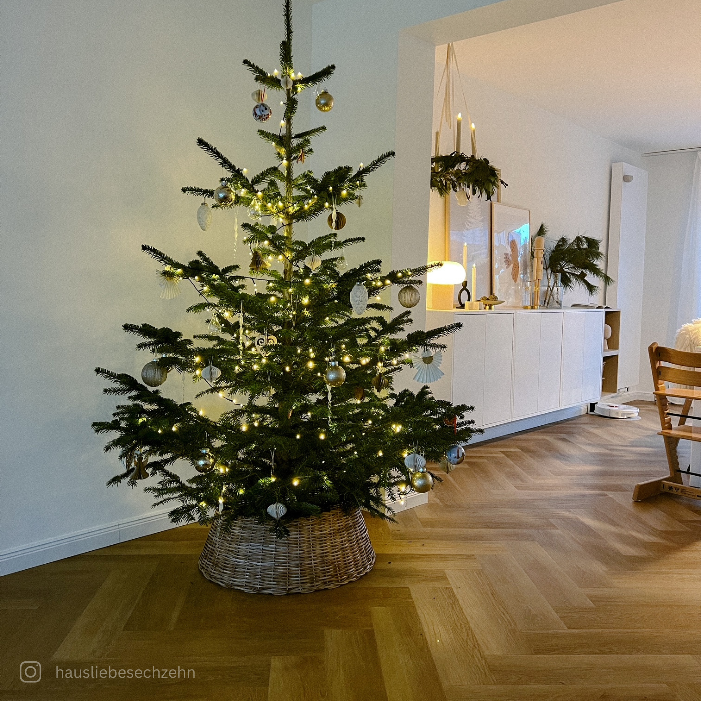 Fischgerät Design in Braun im modernen Esszimmer