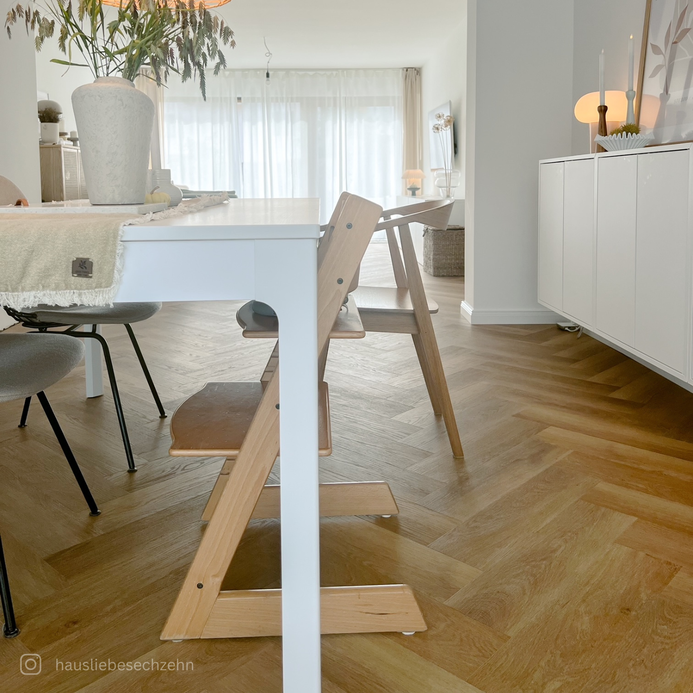 Fischgerät Design in Braun im modernen Esszimmer