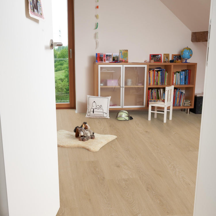 Klick-Vinyl in beige Holzoptik im Kinderzimmer