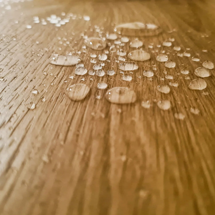 »Eiche Barbados« Klebevinyl Unique Holzoptik Nahaufnahme Wasser