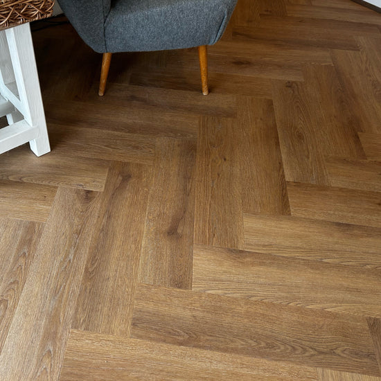 Modernes Fischgrät Design in Braun