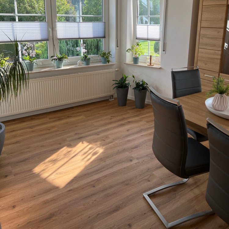»Golden Oak« Premium Klick-Vinyl Ultimate Im Esszimmer