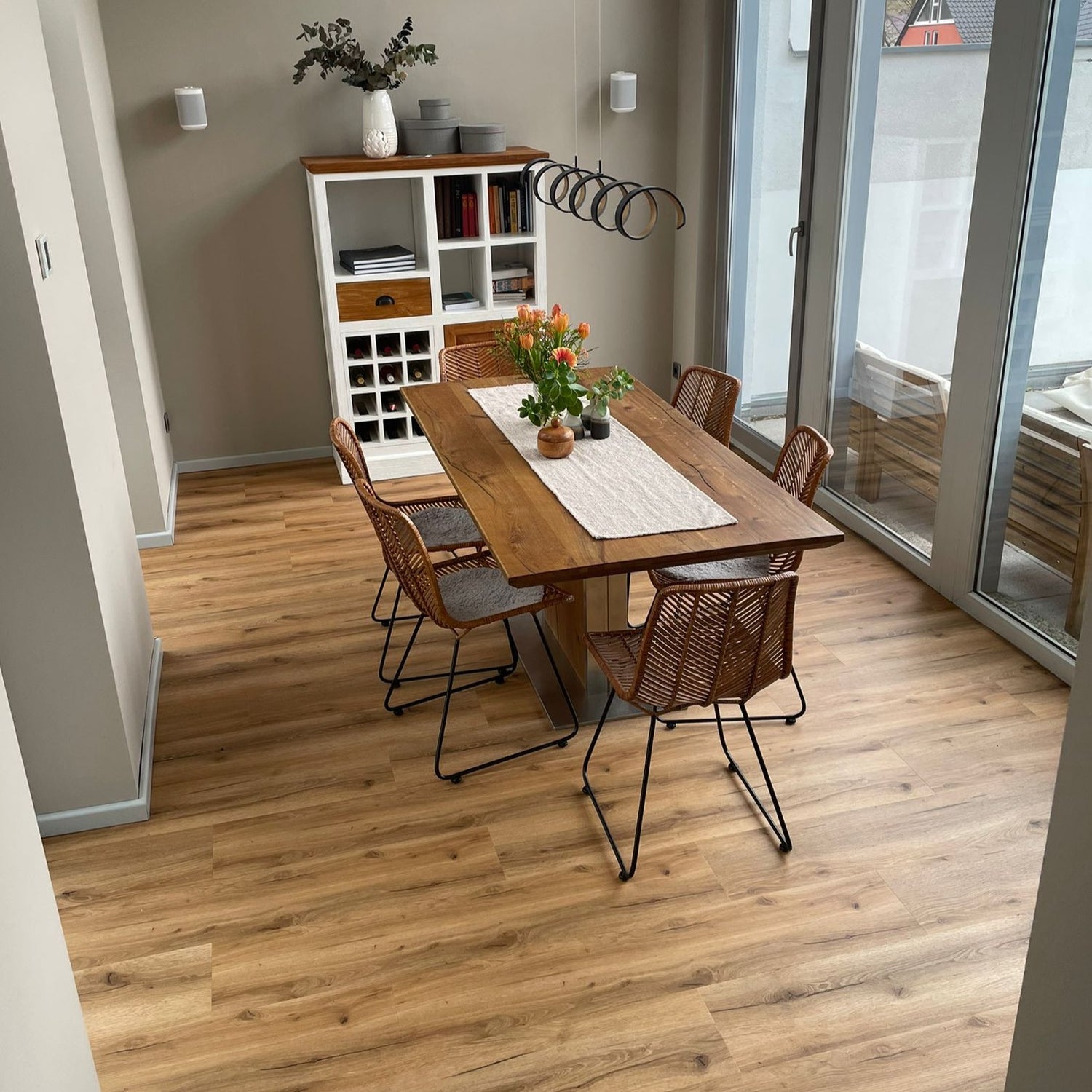 Klick-Vinyl in braun mit Holzoptik