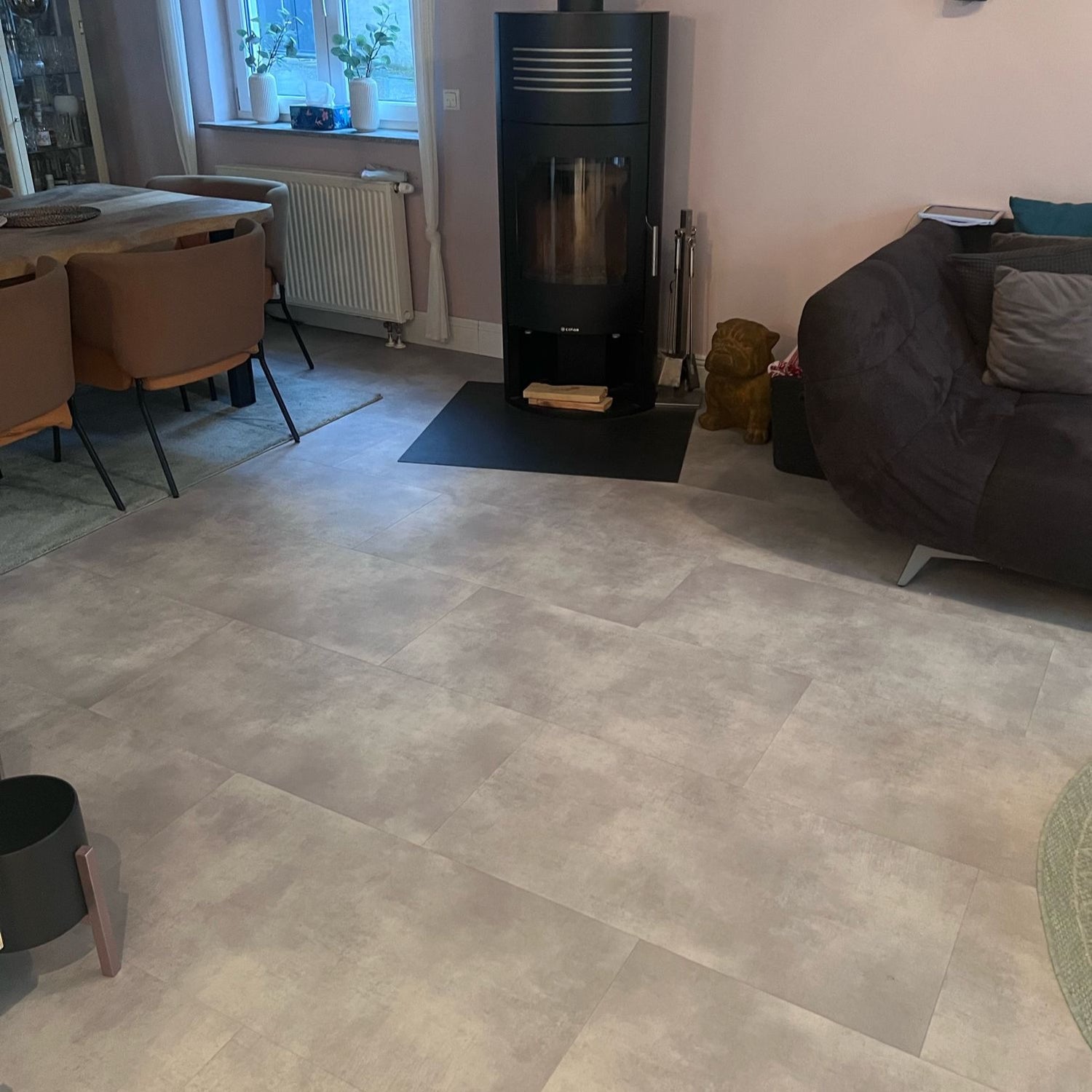 Vinylboden Blanco mit grauer Fliesenoptik – SPC Designboden in Steinfliesen-Optik, im modernen Essbereich