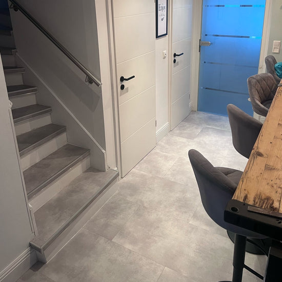 Vinylboden Blanco mit grauer Fliesenoptik – SPC Designboden in Steinfliesen-Optik,