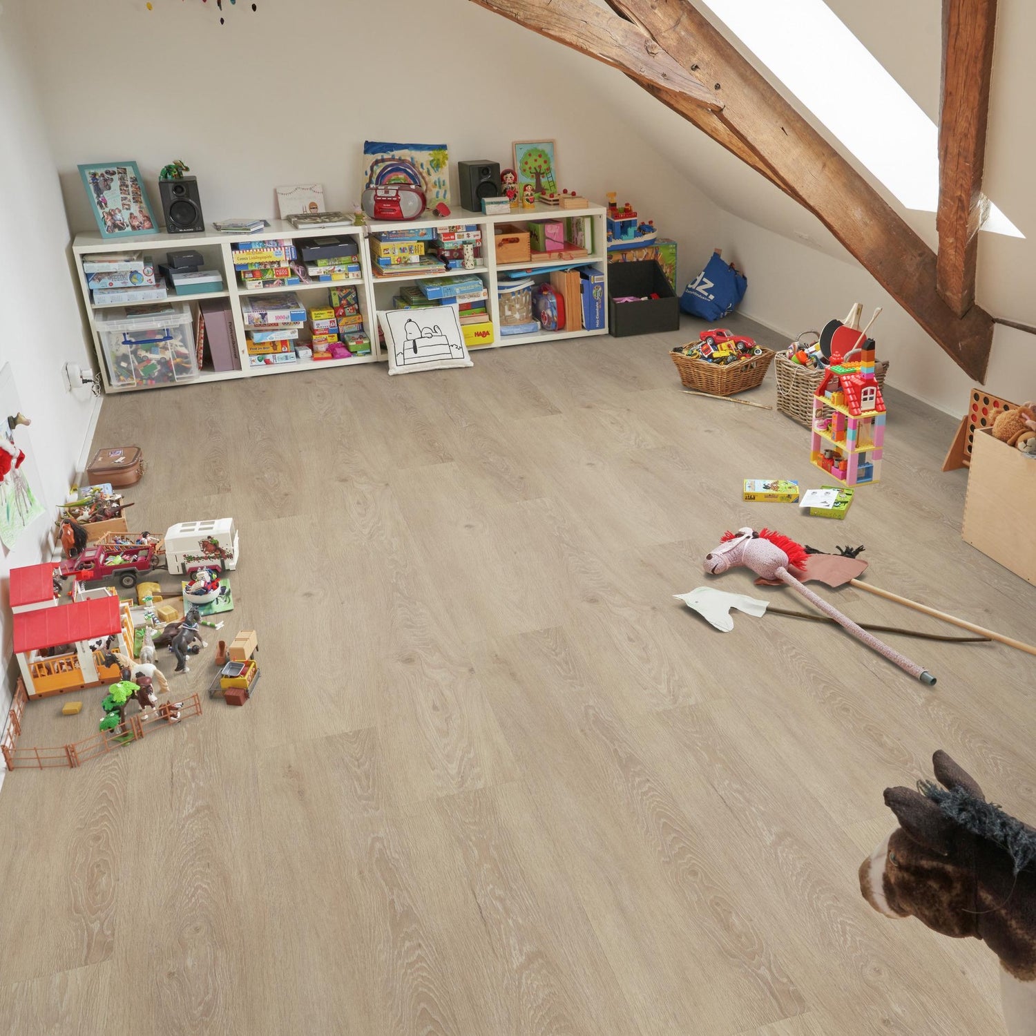 Klick-Vinyl in beiger Holzoptik im Kinderzimmer