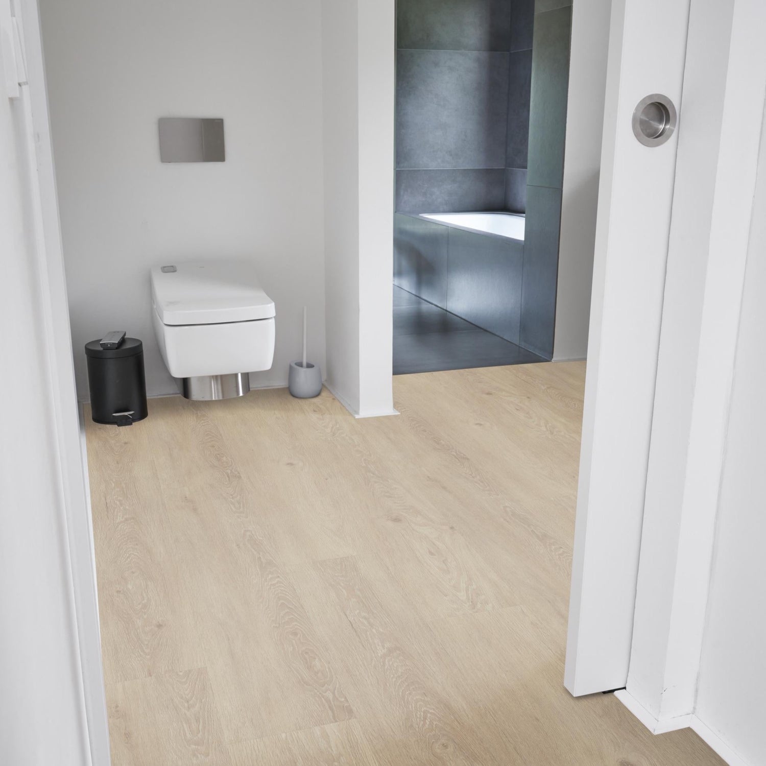 Klick-Vinyl in beiger Holzoptik im Badezimmer