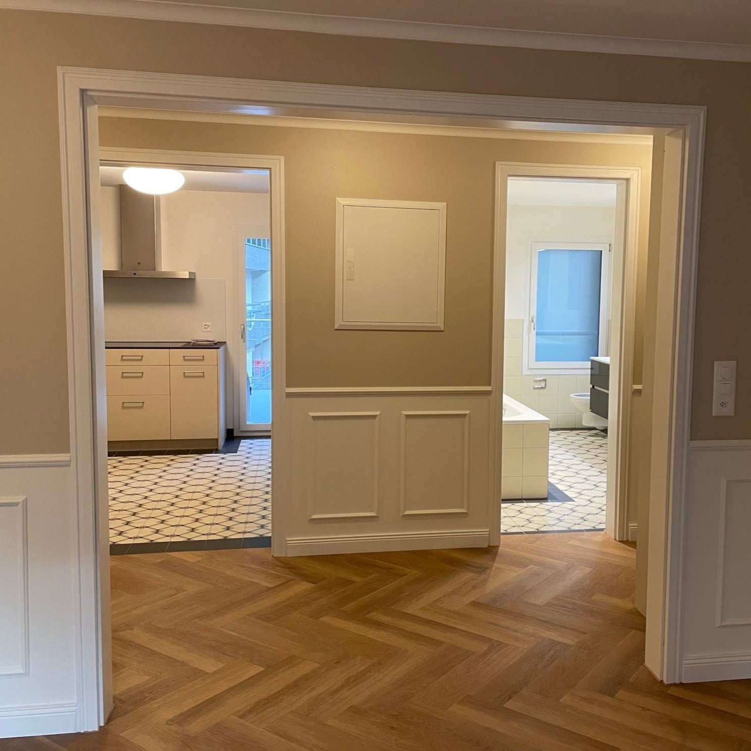 Fischgerät Design in Braun im modernen Flur