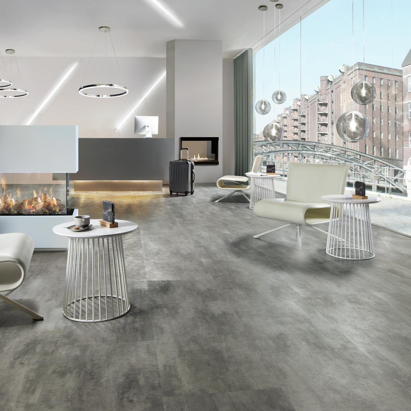 Klick-Vinyl steingrau in Fliesenoptik im Wohnzimmer