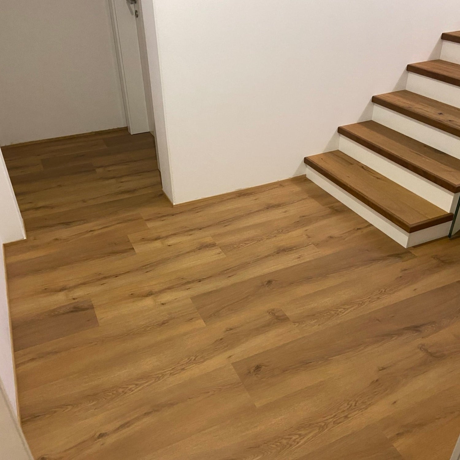 Klick-Vinylboden Natur Eiche rotbraun mit lebendiger Struktur