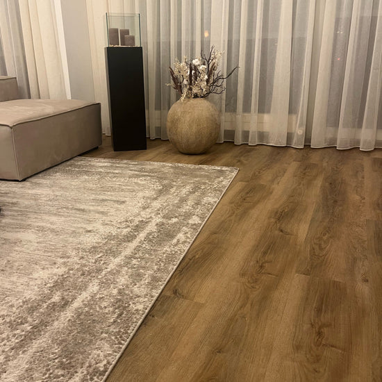 Eiche Apatura Klebevinyl in Wohnzimmer mit beiger Couch, Teppich und Dekoration