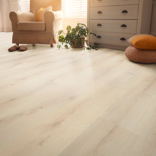 Klick-Vinylboden hell creme beige in modernem Wohnzimmer