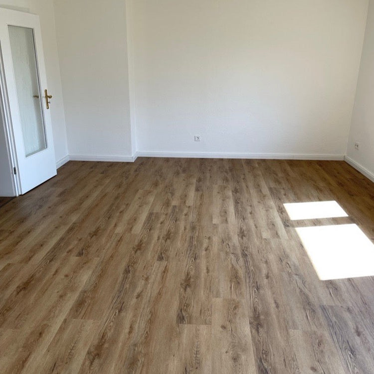 Moderner Wohnraum mit SPC Klebevinyl in Eiche Vanezia – warme Holzoptik mit natürlicher Maserung