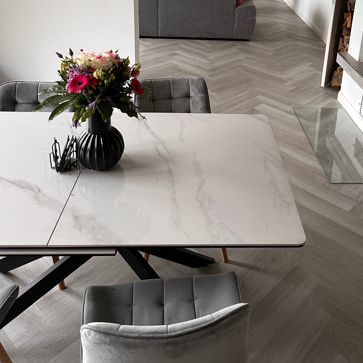 »Eiche Sago« SPC Vinylboden Unique Fischgrätdesign in Holzoptik Esszimmer