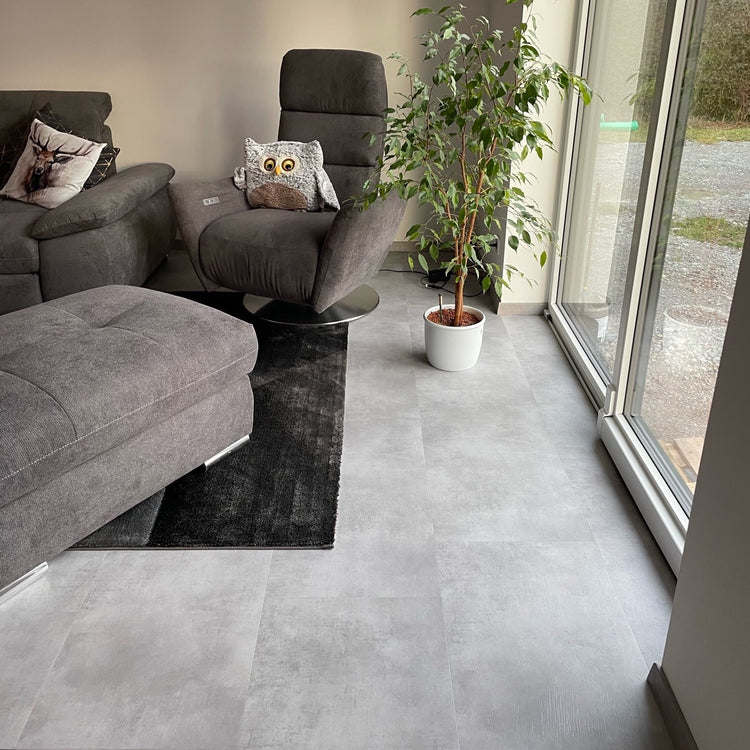 »Kongur« SPC Vinylboden Unique Fliesenoptik Wohnzimmer
