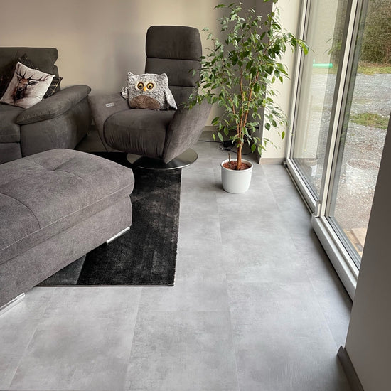 Authentischen Fliesenoptik in Grau im Wohnzimmer