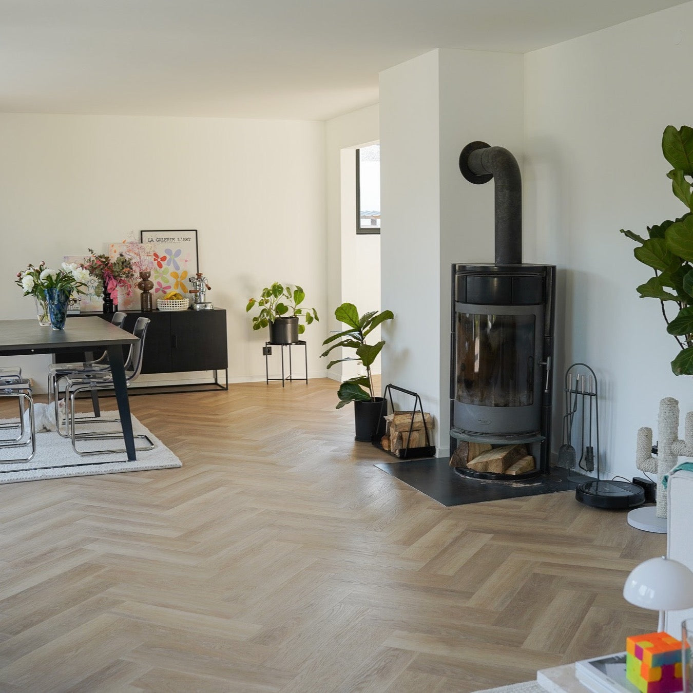 Modernes Fischgrät-Design im Essbereich in Beige