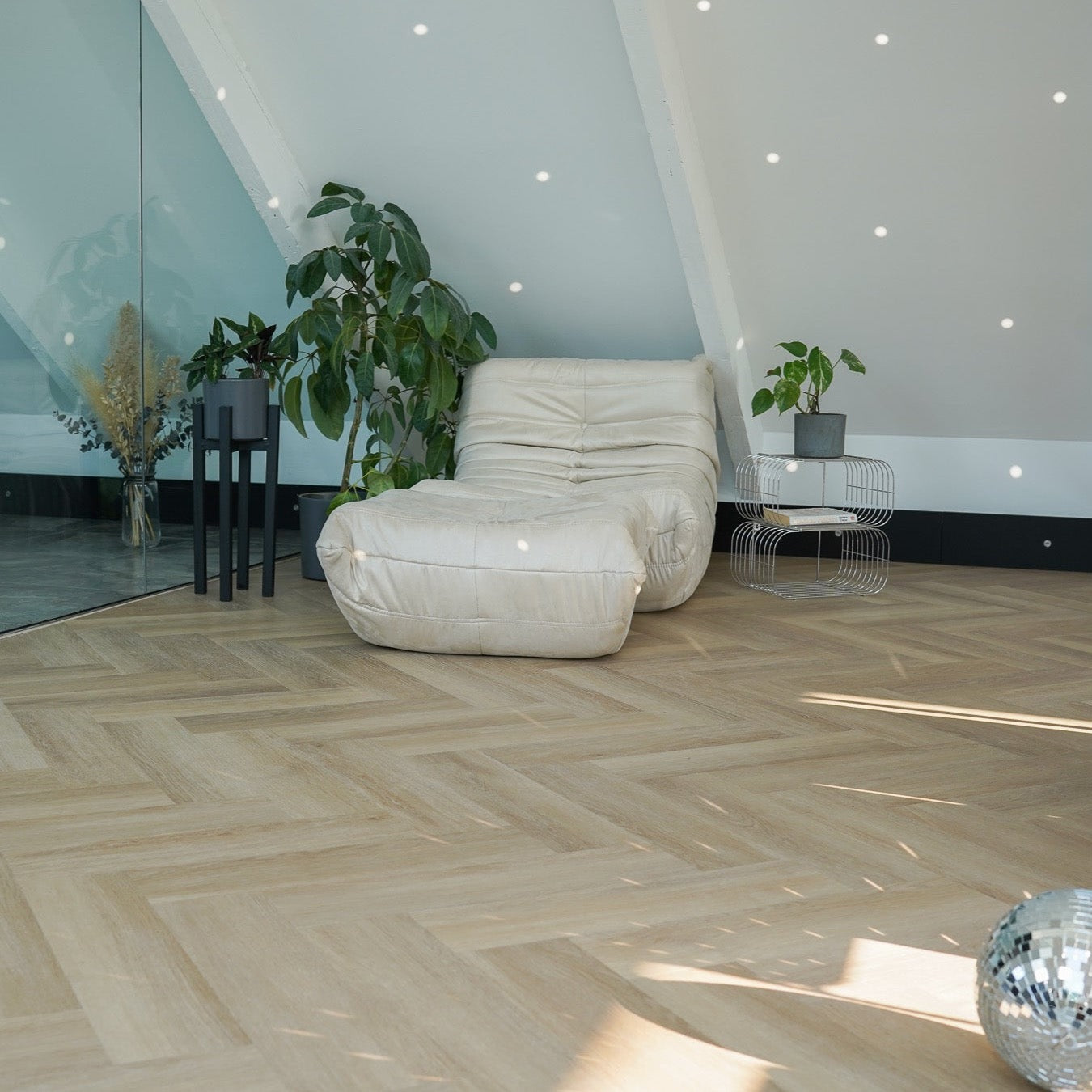 Modernes Fischgrät-Design im Schlafzimmer in Beige