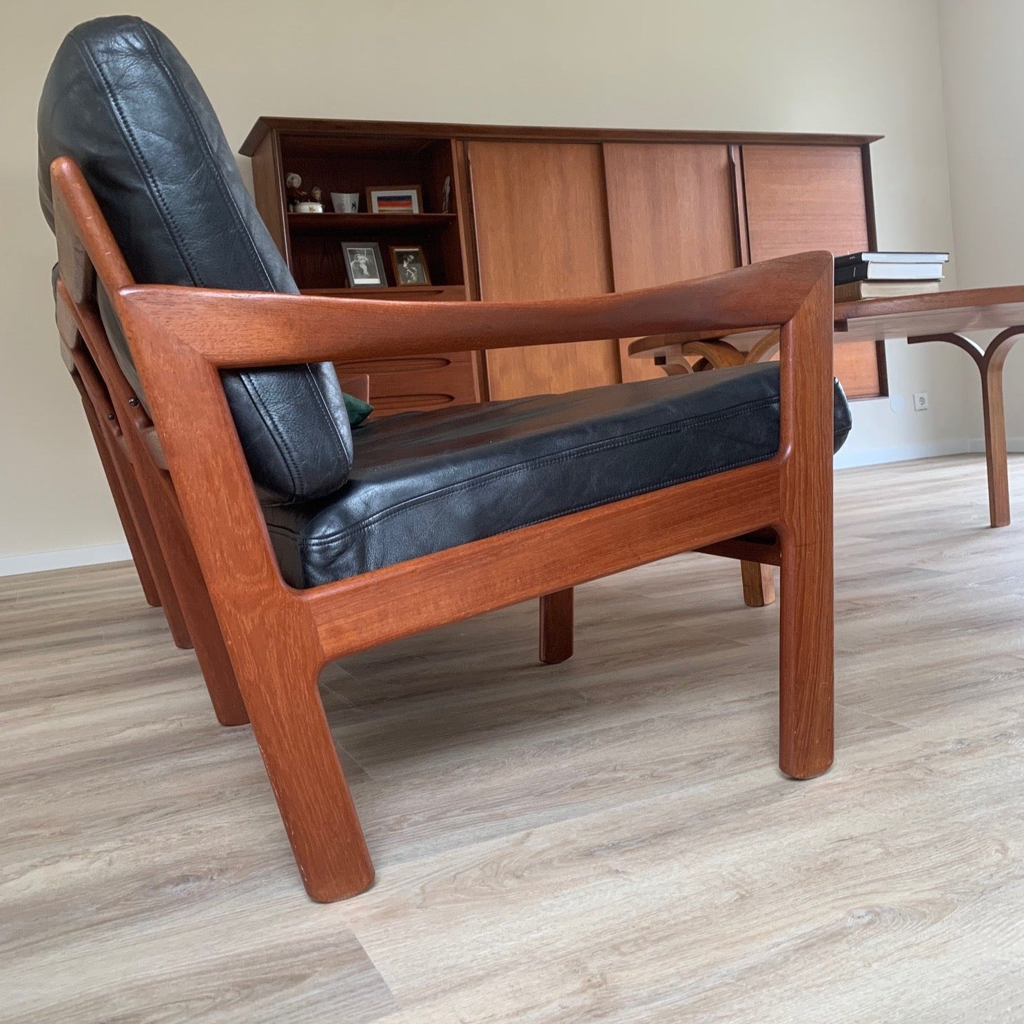 Heller Vinylboden in natürlicher Holzoptik im Wohnzimmer – Einrichtung mit Ledersessel auf Boden von Laminat-Shop24