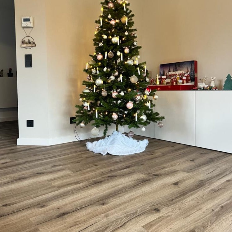 Fühlbare Risse und Äste in Braun