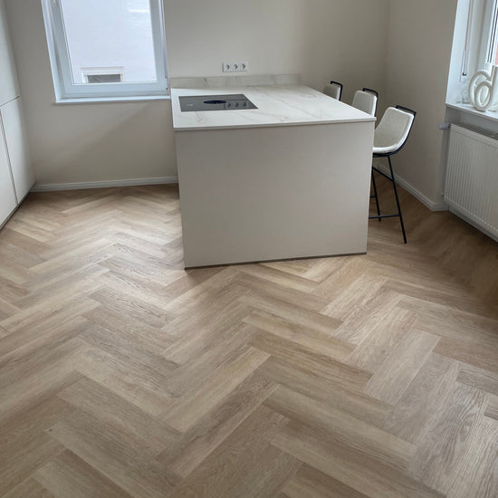 Modernes Fischgrät-Design in Beige