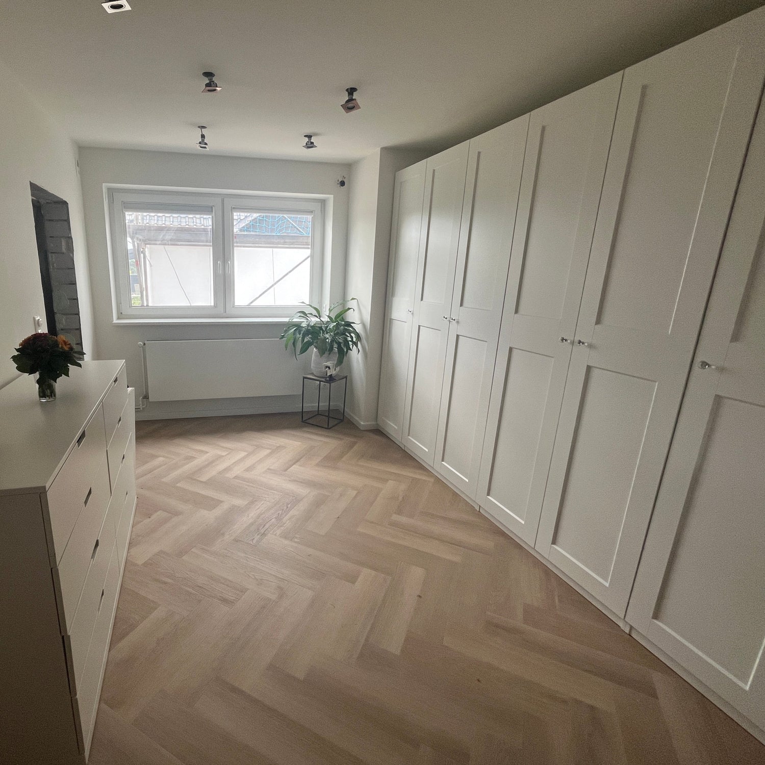 Modernes Fischgrät-Design in Beige Ankleide