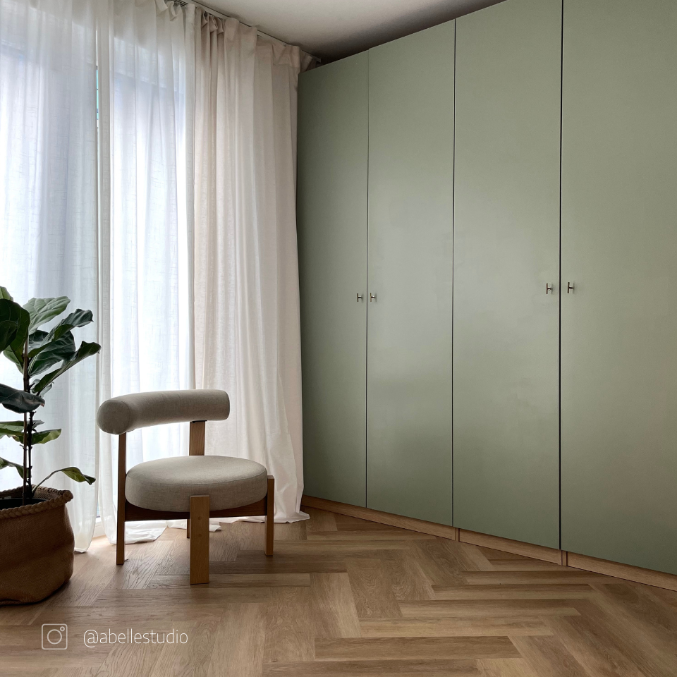 Vinylboden in Fischgrätverlegung – Eiche Oleander mit natürlicher Holzoptik und modernem Möbeldesign