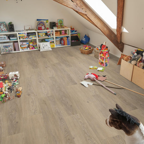 Klick-Vinyl in Braun mit Holzoptik im Kinderzimmer