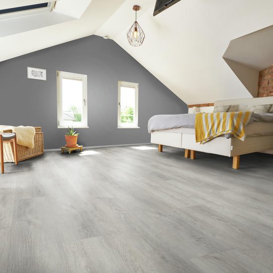 Klick-Vinyl in Grau mit Holzoptik im Schlafzimmer