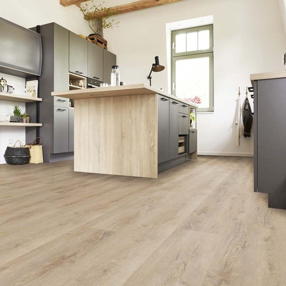 Klick-Vinylboden Hellbraun mit Ästen in Küche