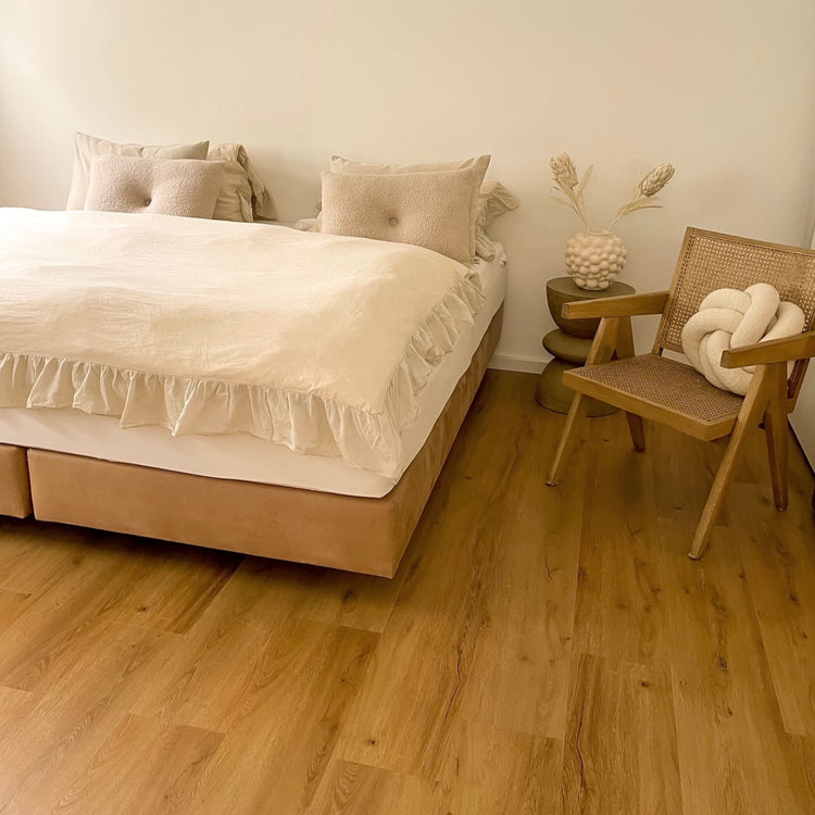 Klebevinyl braune Holzoptik im Schlafzimmer