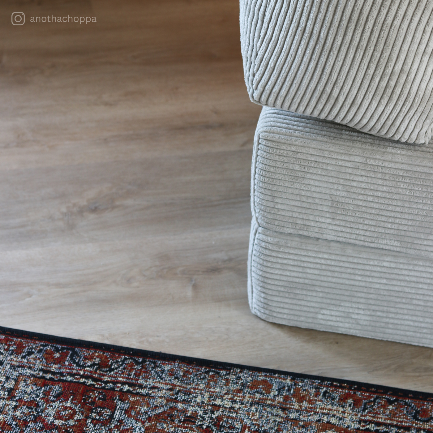 Detailaufnahme des Klebevinyls Eiche Mirandus in heller Holzoptik mit orientalischem Teppich und Kante von Cordsofa – natürlicher Vinylboden von Laminatshop24