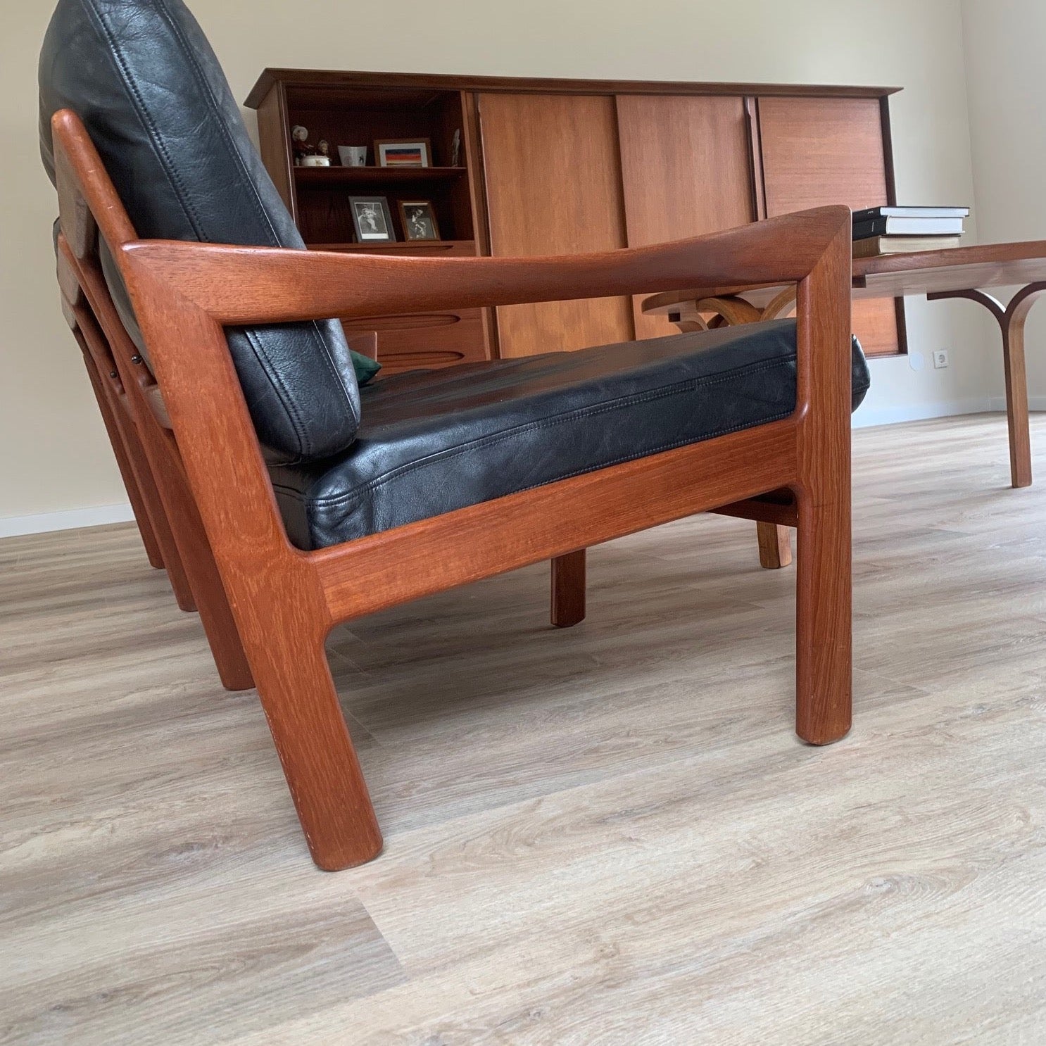 Klebevinyl Eiche Mirandus in heller Holzoptik mit dunklen Ledersesseln – hochwertiger Vinylboden vom Laminat Fachhandel Laminatshop24