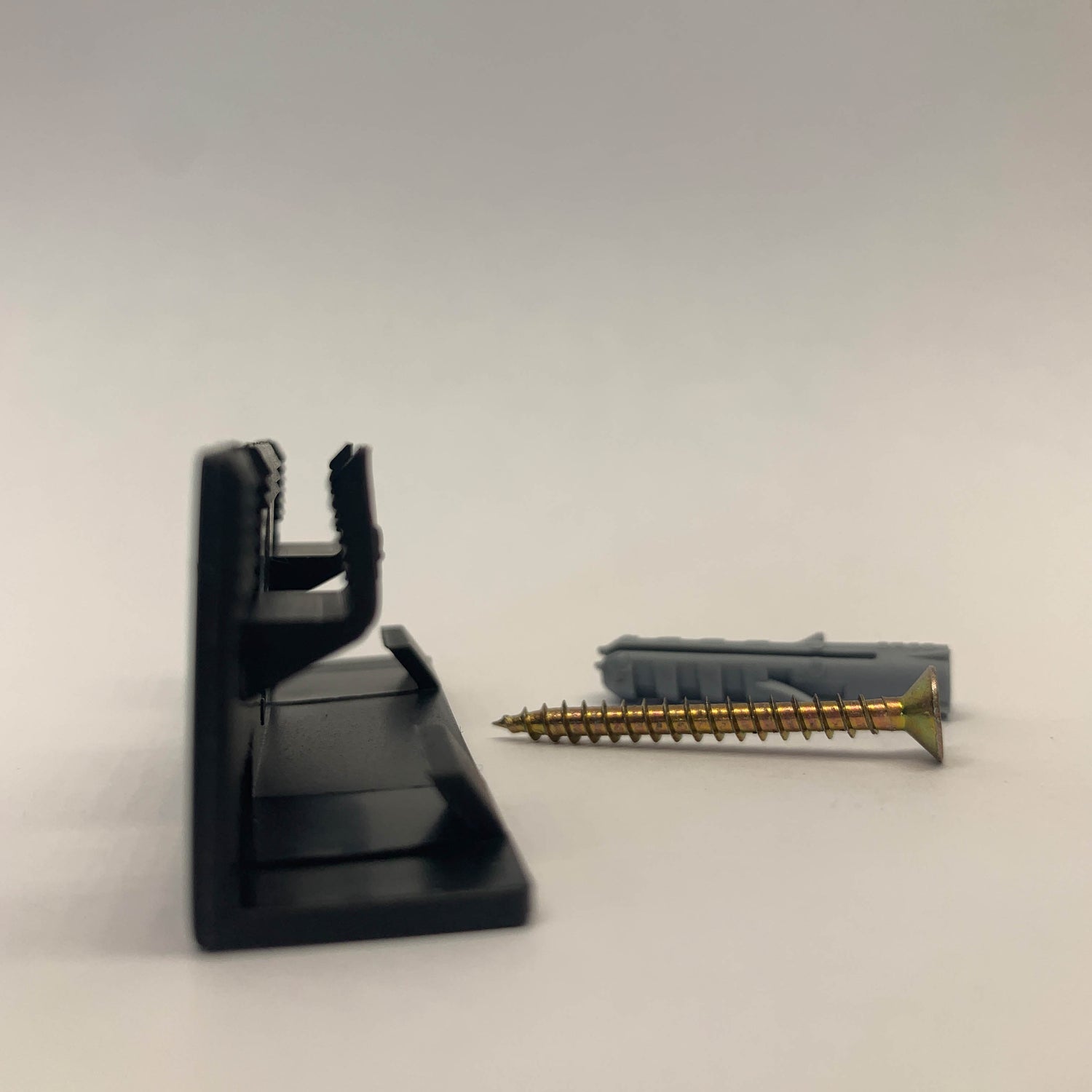 Montageclips für farblich passende Sockelleiste (Schraube und Dübel seitlich)