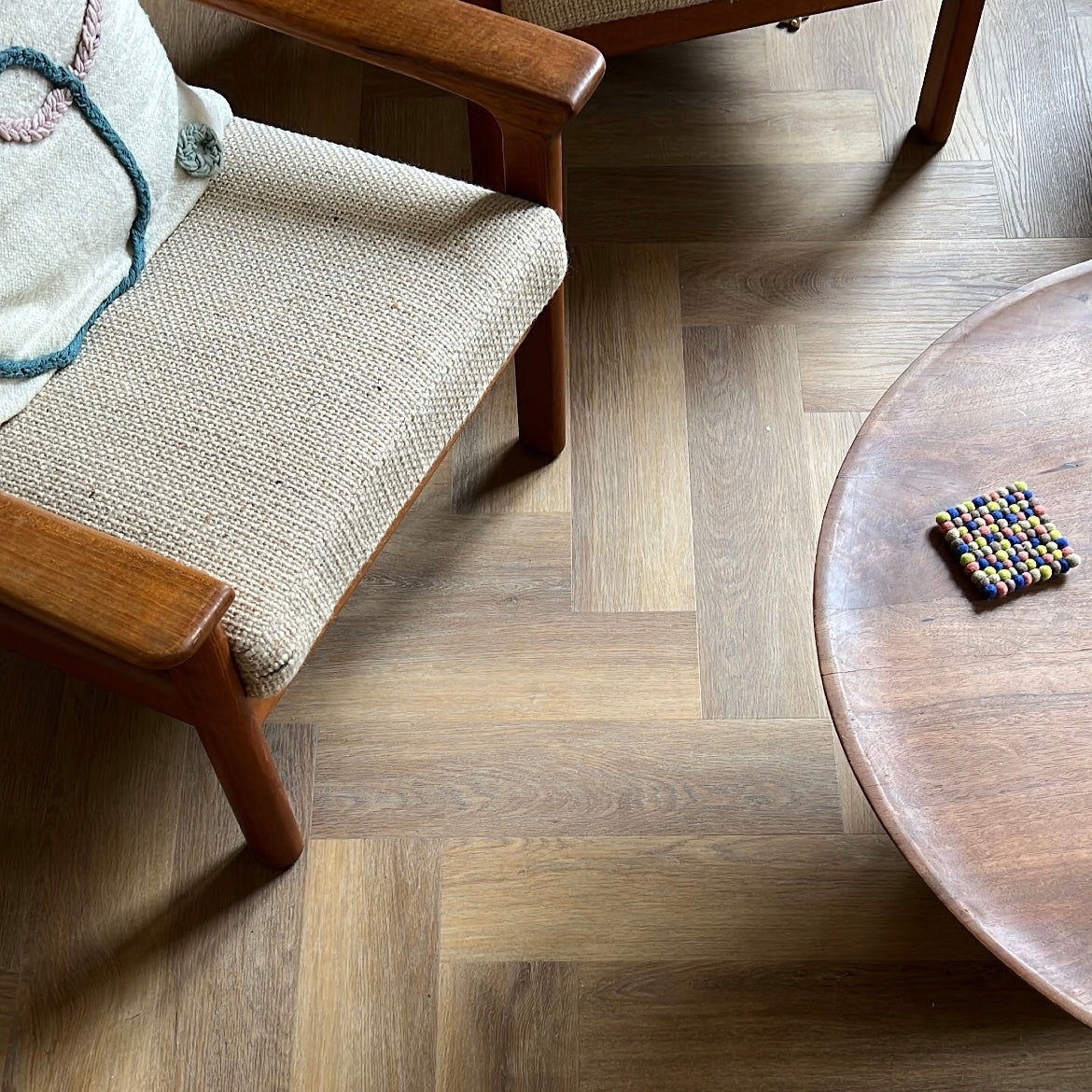 Fischgerät Design in Braun im modernen Wohnzimmer