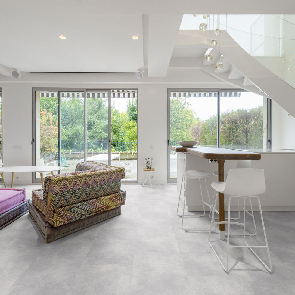 Vinylboden Blanco mit grauer Fliesenoptik – SPC Designboden in Steinfliesen-Optik,  im modernen Raum