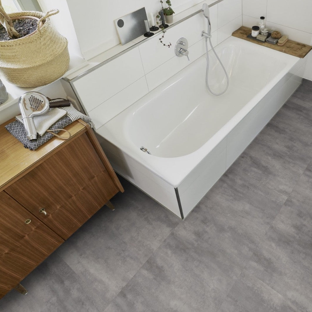 Klick-Vinyl steingrau in Fliesenoptik im Badezimmer