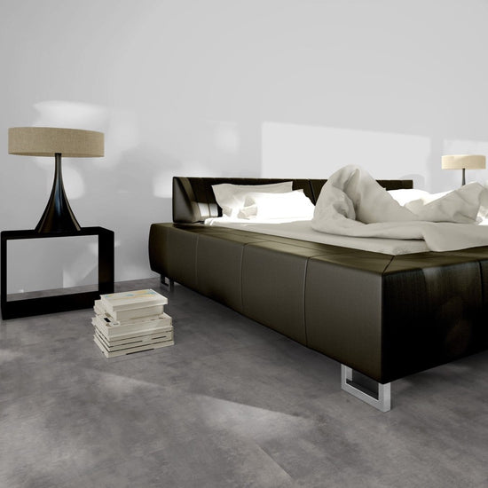 Klick-Vinyl steingrau in Fliesenoptik im Schlafzimmer