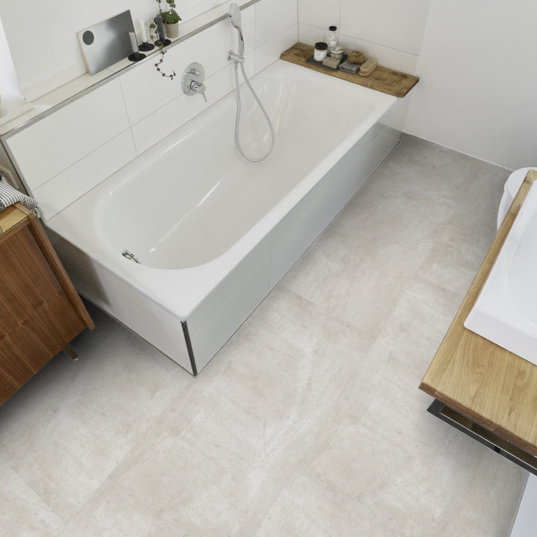 Klick-Vinyl steingrau in Fliesenoptik im Badezimmer