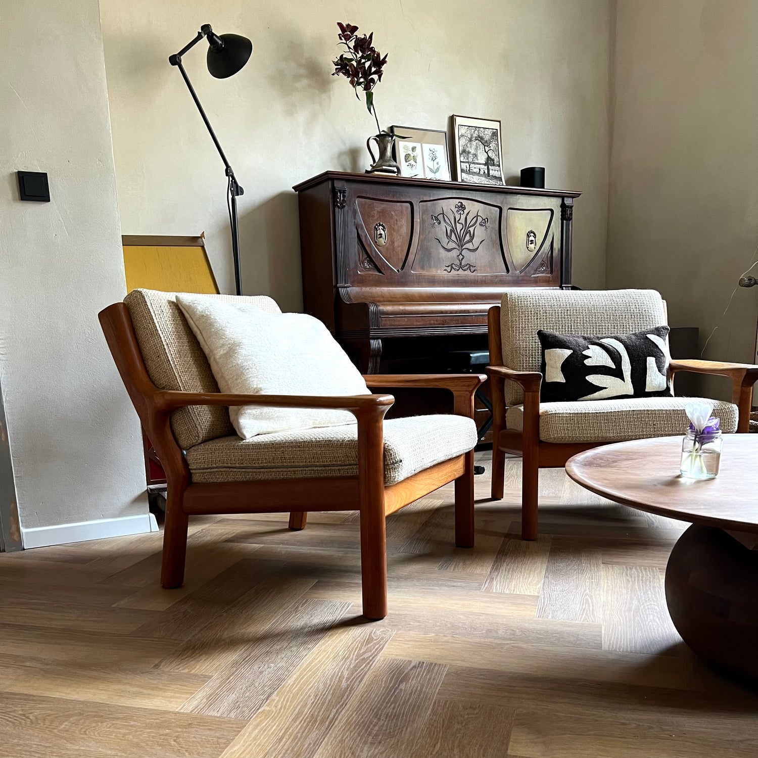 Fischgerät Design in Braun im modernen Wohnzimmer