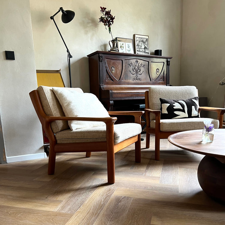 Fischgerät Design in Braun im modernen Wohnzimmer