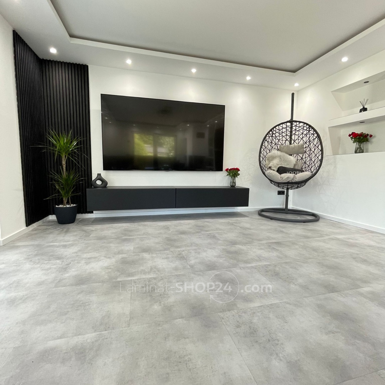 Klebevinyl hellgraue Fliesenoptik im Wohnzimmer