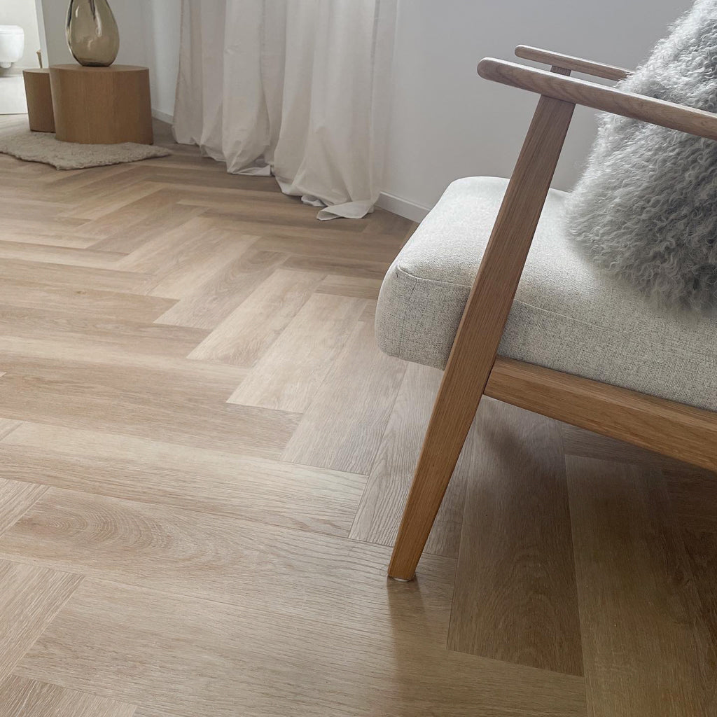 Modernes Fischgrät-Design im Wohnzimmer in Beige