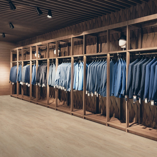 Klick-Vinyl in beiger Holzoptik im Einzelhandel