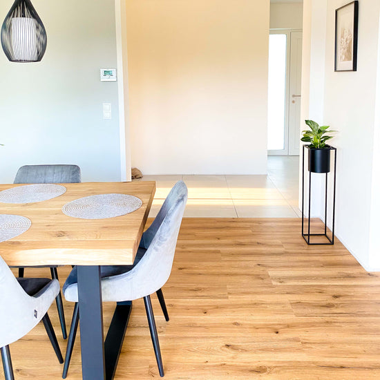 Klebevinyl braune Holzoptik im Esszimmer