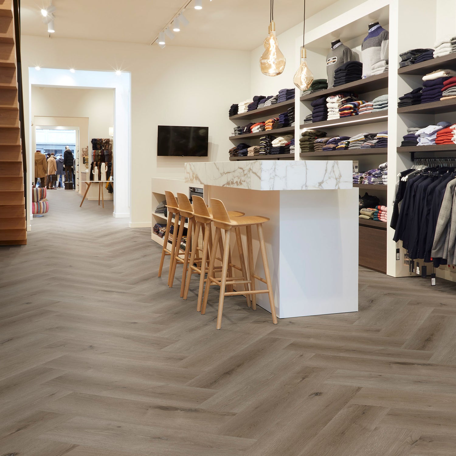 Klick-Vinyl Fischgrät Design braungrau im Einzelhandel