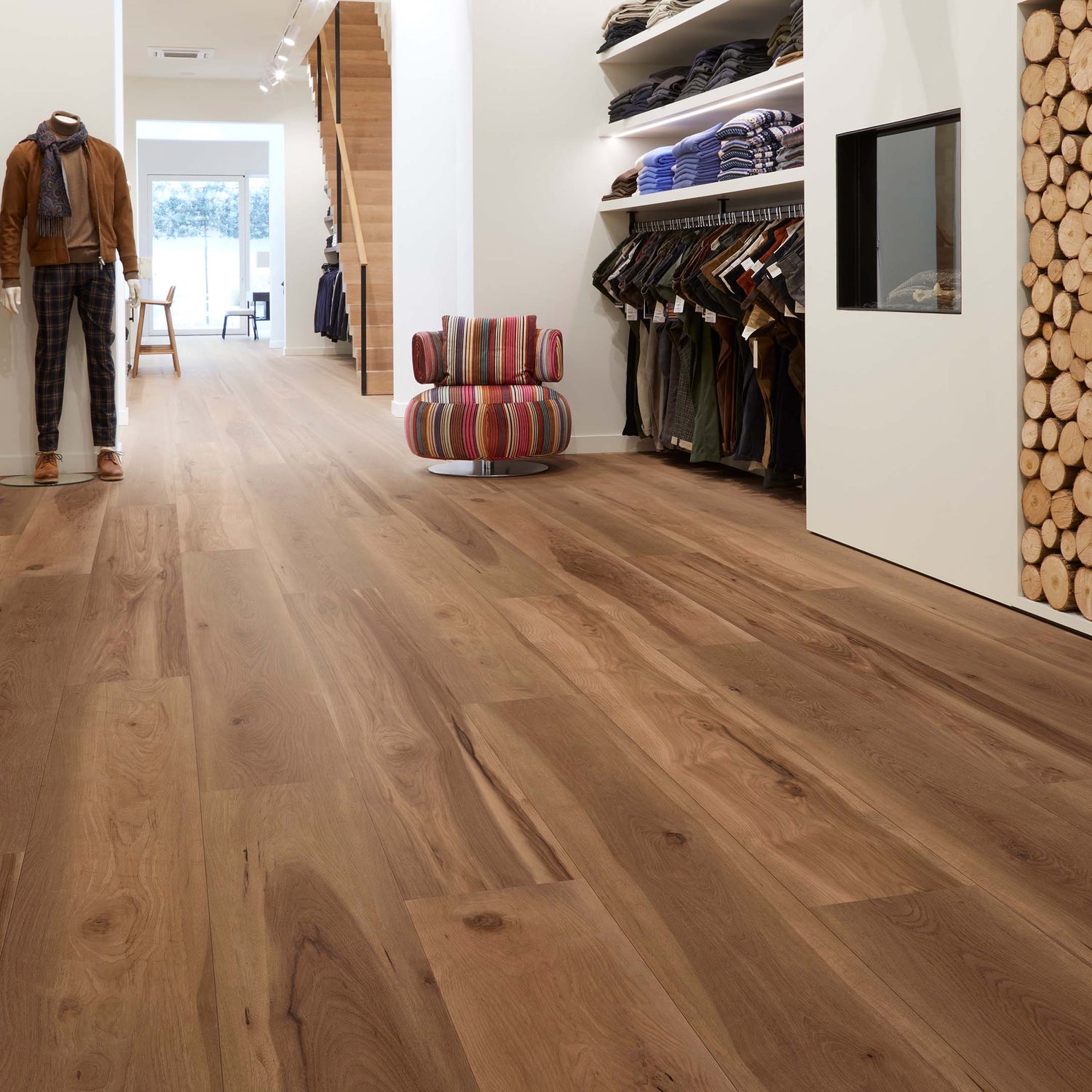 Klick-Vinyl dunkelbraun Naturholzoptik im Wohnzimmer