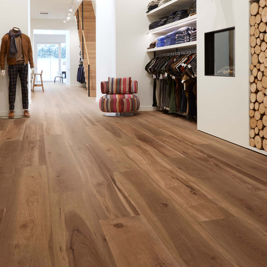 Klick-Vinyl dunkelbraun Naturholzoptik im Wohnzimmer