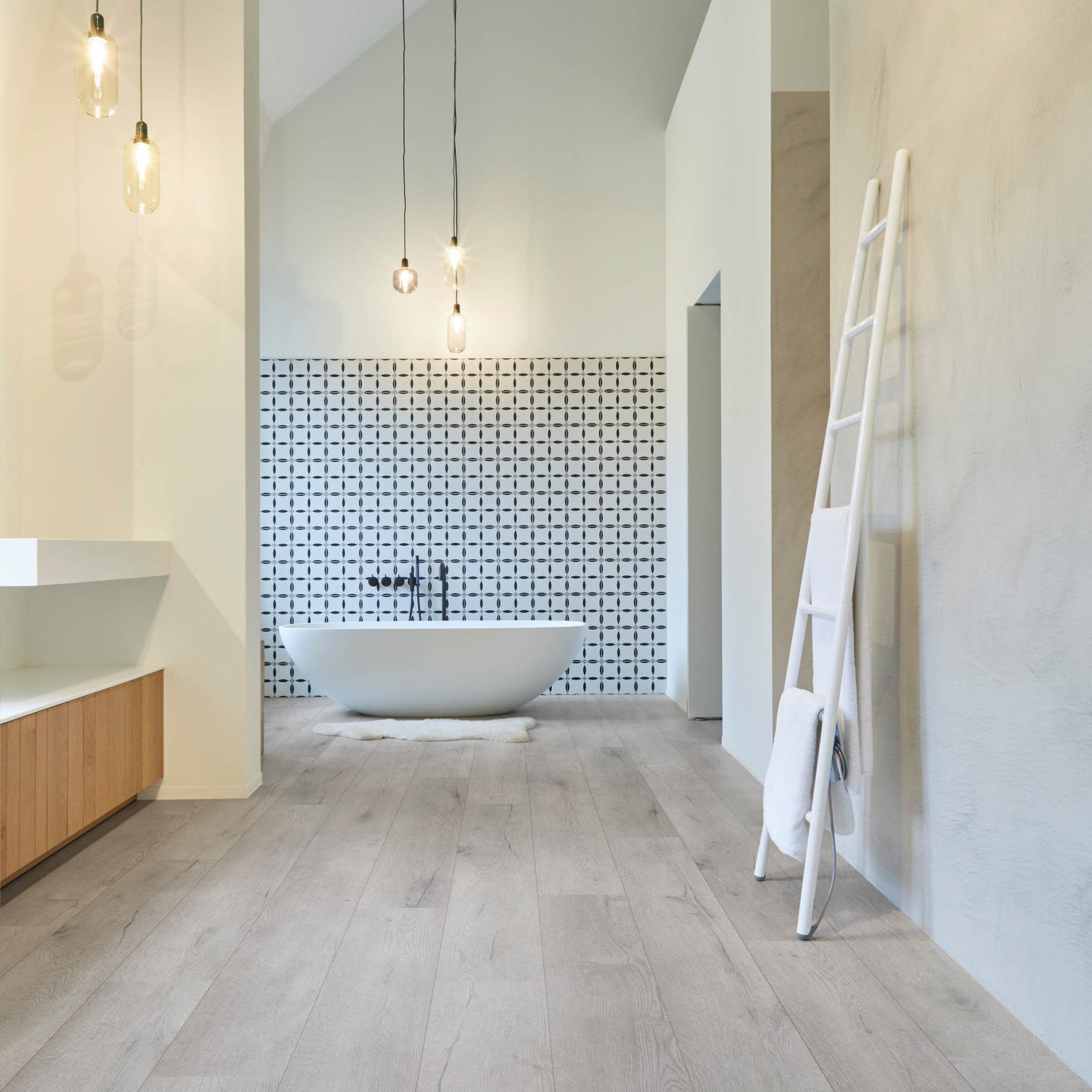 Klick-Vinyl grau in Holzoptik im Badezimmer