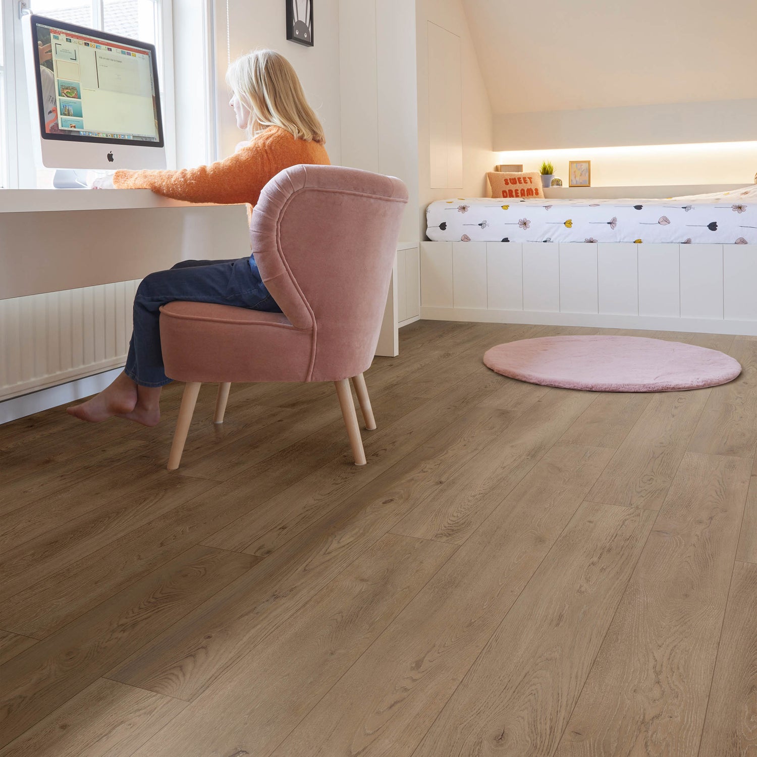 Klick-Vinyl braun Holzoptik im Kinderzimmer